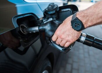 O que significa não sair do carro ao abastecer, segundo a psicologia