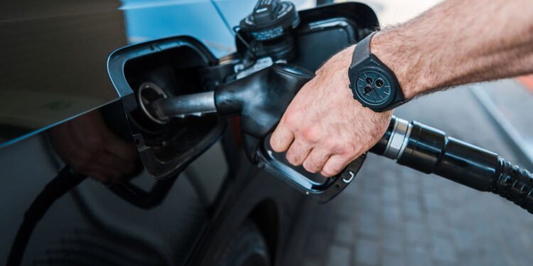 O que significa não sair do carro ao abastecer, segundo a psicologia