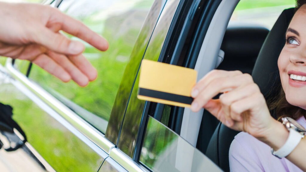 O que significa não sair do carro ao abastecer, segundo a psicologia