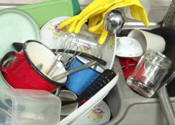 Como lavar potes engordurados sem esforço? Veja dicas práticas