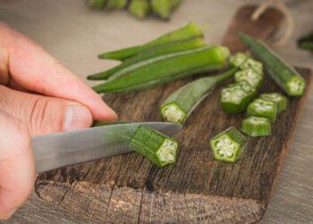 Aprenda a plantar quiabo e evite que os frutos fiquem duros ou fibrosos