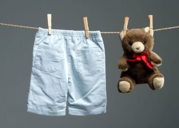 Como lavar roupas de bebê corretamente e proteger a pele