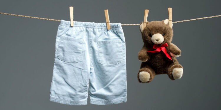 Como lavar roupas de bebê corretamente e proteger a pele