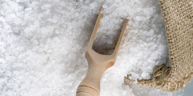 Misturar sal grosso no seu banho pode fazer isso no seu corpo e você nem sabia