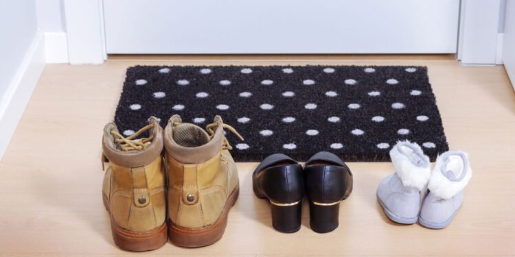 Tirar os sapatos - Créditos: depositphotos.com / OSORIOartist