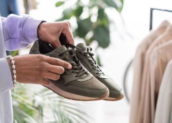 O verdadeiro motivo dos furos laterais nos tênis que ninguém te contou