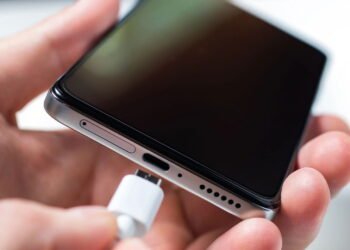 Para que serve o pequeno buraquinho na parte inferior do seu celular?