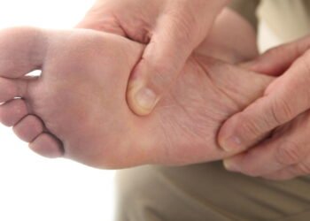 Dor na sola do pé ao acordar é comum! Veja a principal causa