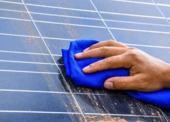 Aprenda a lavar placas solares sozinho sem danificar o equipamento