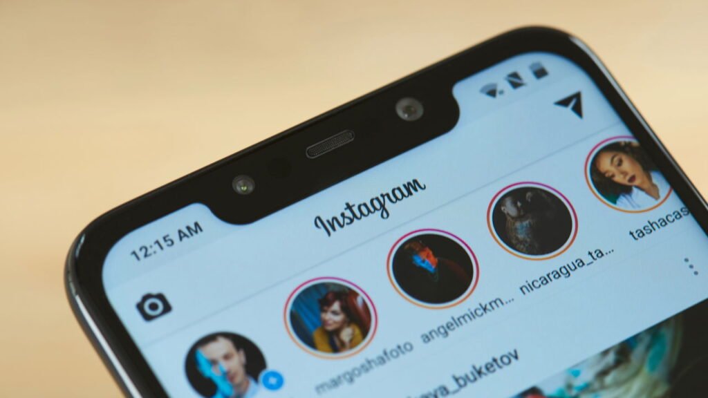 O que significa quando alguém posta stories no Instagram todos os dias, segundo a psicologia