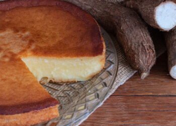 Receita de bolo de tapioca sem forno virou xodó nas casas brasileiras
