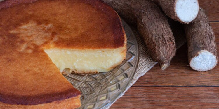 Receita de bolo de tapioca sem forno virou xodó nas casas brasileiras