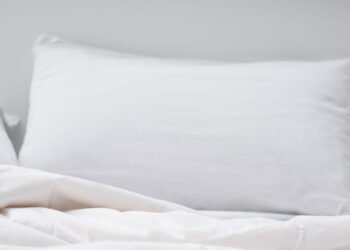 5 truques caseiros para deixar fronhas brancas de novo