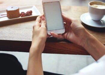 O que acontece com seu corpo quando você pega o celular ao acordar