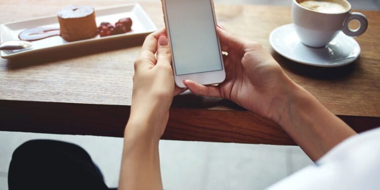 O que acontece com seu corpo quando você pega o celular ao acordar