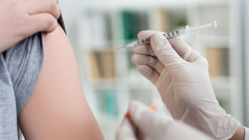 Idosos precisam saber sobre essa informação da vacina que poucos conhecem