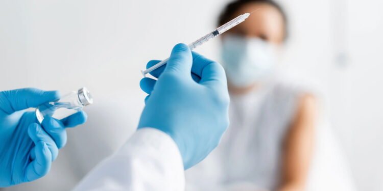 Idosos precisam saber sobre essa informação da vacina que poucos conhecem