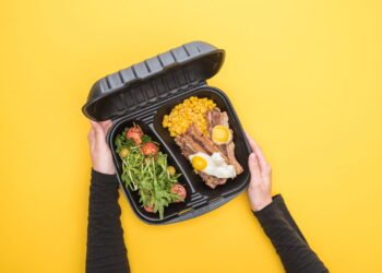 Como limpar vasilhas plásticas sem esforço e sem produtos caros