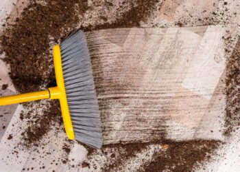 Não use a vassoura desse jeito ou vai arranhar o chão sem notar