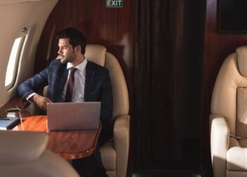 Pode levar celular e notebook no avião? Saiba todas as regras e procedimentos