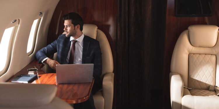 Pode levar celular e notebook no avião? Saiba todas as regras e procedimentos