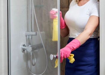 4 passos para limpar o vidro do box sem esforço e deixar brilhando