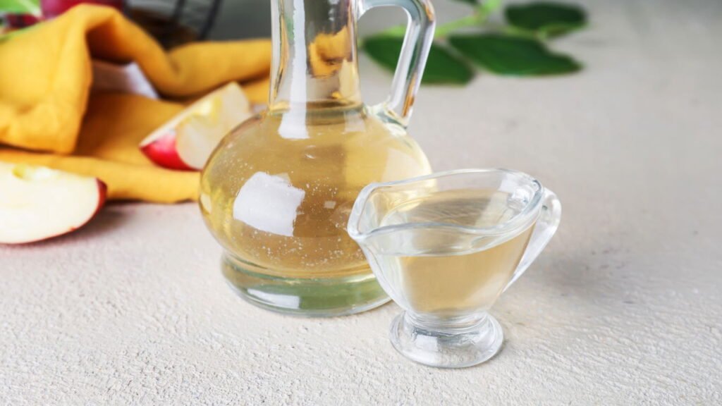 O que acontece quando você usa vinagre branco no cabelo vai te surpreender