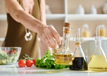 Você joga fora e não sabe que isso pode limpar sua casa melhor que produtos caros