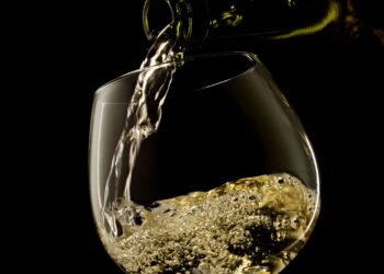 O efeito oculto do vinho branco que pode salvar seu coração