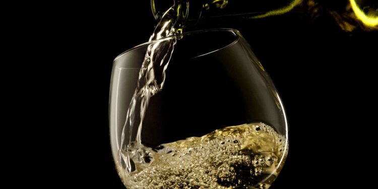 Vinho Branco - Créditos: depositphotos.com / IgorKlimov