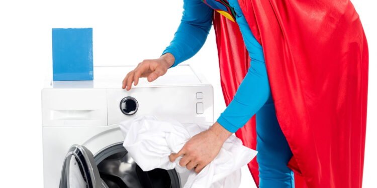 Super-herói lavando roupas // Créditos: depositphotos.com / IgorVetushko