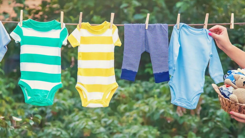 Como lavar roupas de bebê corretamente e proteger a pele
