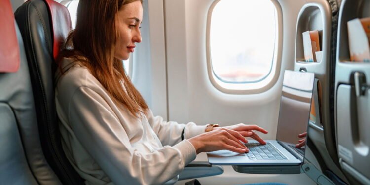 Como saber se meu voo tem Wi-Fi grátis antes de embarcar? Saiba todos os detalhes