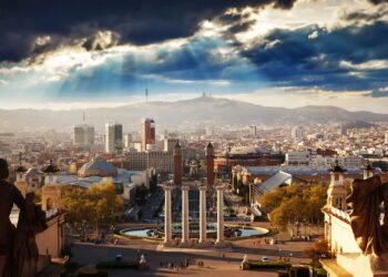 Essa cidade à beira do Mediterrâneo está conquistando brasileiros e europeus