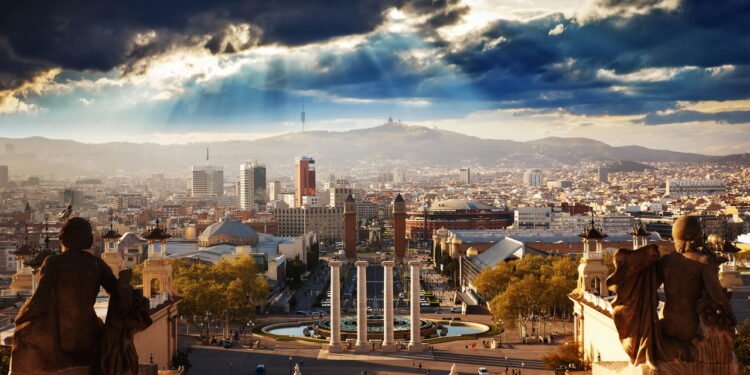 Essa cidade à beira do Mediterrâneo está conquistando brasileiros e europeus
