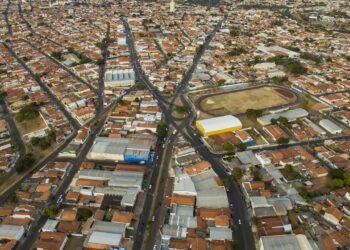 Uma cidade tranquila com câmeras por todos os lados