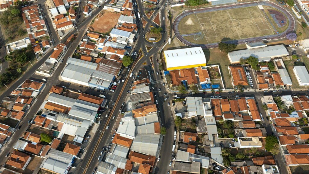 Uma cidade tranquila com câmeras por todos os lados