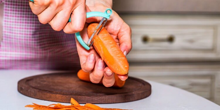 Casca de cenoura - Créditos: depositphotos.com / Yakov_Oskanov