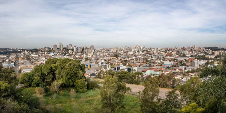 Caxias do Sul, RS combina desenvolvimento, patrimônio cultural e bem-estar em meio às montanhas gaúchas. // Créditos: depositphotos.com / diegograndi