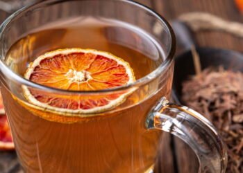 Este chá anti-inflamatório pode revolucionar sua saúde 