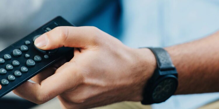 Controle remoto velho vira tesouro criativo e surpreende no reaproveitamento