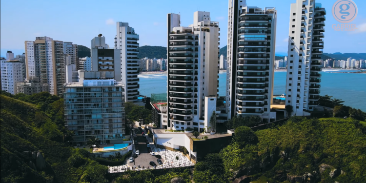 A cidade a 88 km de São Paulo que conquista com praias e vida leve de levar com tranquilidade e qualidade de vida