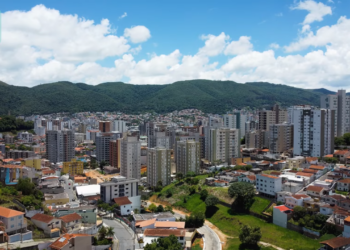 A cidade brasileira conhecida por suas águas termais curativas e paisagens montanhosas de arrepiar qualquer um