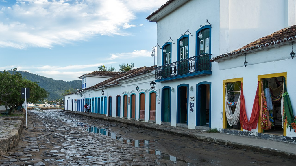 A cidade da cachaça artesanal encanta com paisagem de tirar o fôlego