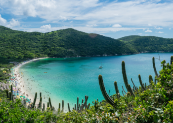 Essa cidade é um destino imperdível com águas cristalinas