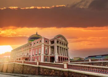 Essa cidade na Amazônia oferece vida confortável e cenários de tirar o fôlego