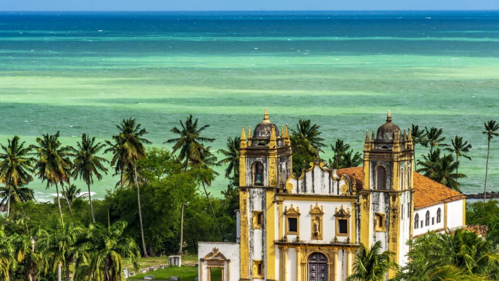 Você conhece a cidade colonial famosa por seus bonecos gigantes?