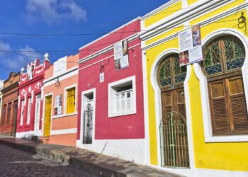 Você conhece a cidade colonial famosa por seus bonecos gigantes?