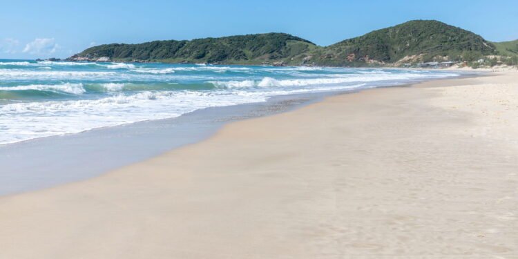 Praia da Rosa, Santa Catarina - Créditos: depositphotos.com / lltrarbach