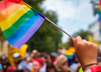 Novas regras do CFM limitam assistência à população Trans